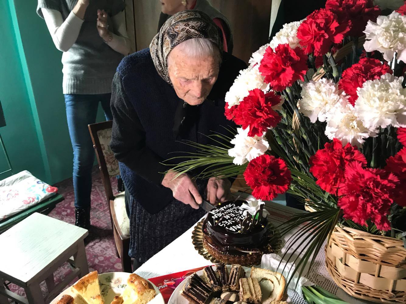 You are currently viewing Asociația ”Aici pentru Tine” alături de doamna Anna, la împlinirea a 103 ani!