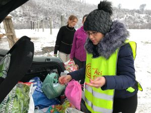 Read more about the article Cinci mașini, încărcate cu donații, au ajuns la familii nevoiașe din Râșnov, Codlea, Tărlungeni, Purcăreni și Zizin